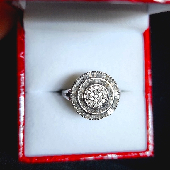 BEYOND STUNNING ROUND & BAGUETTE DIAMOND RING!!! - Picture 1 of 9